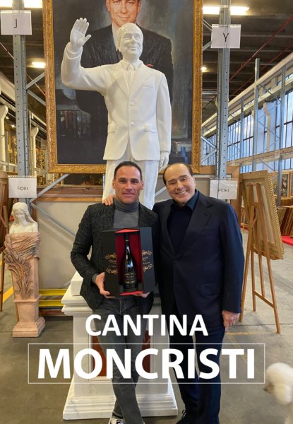 Cantina Moncristi 自豪地为我们的优质葡萄酒在贝卢斯科尼总理餐桌上的到来增添了非常重要的一步